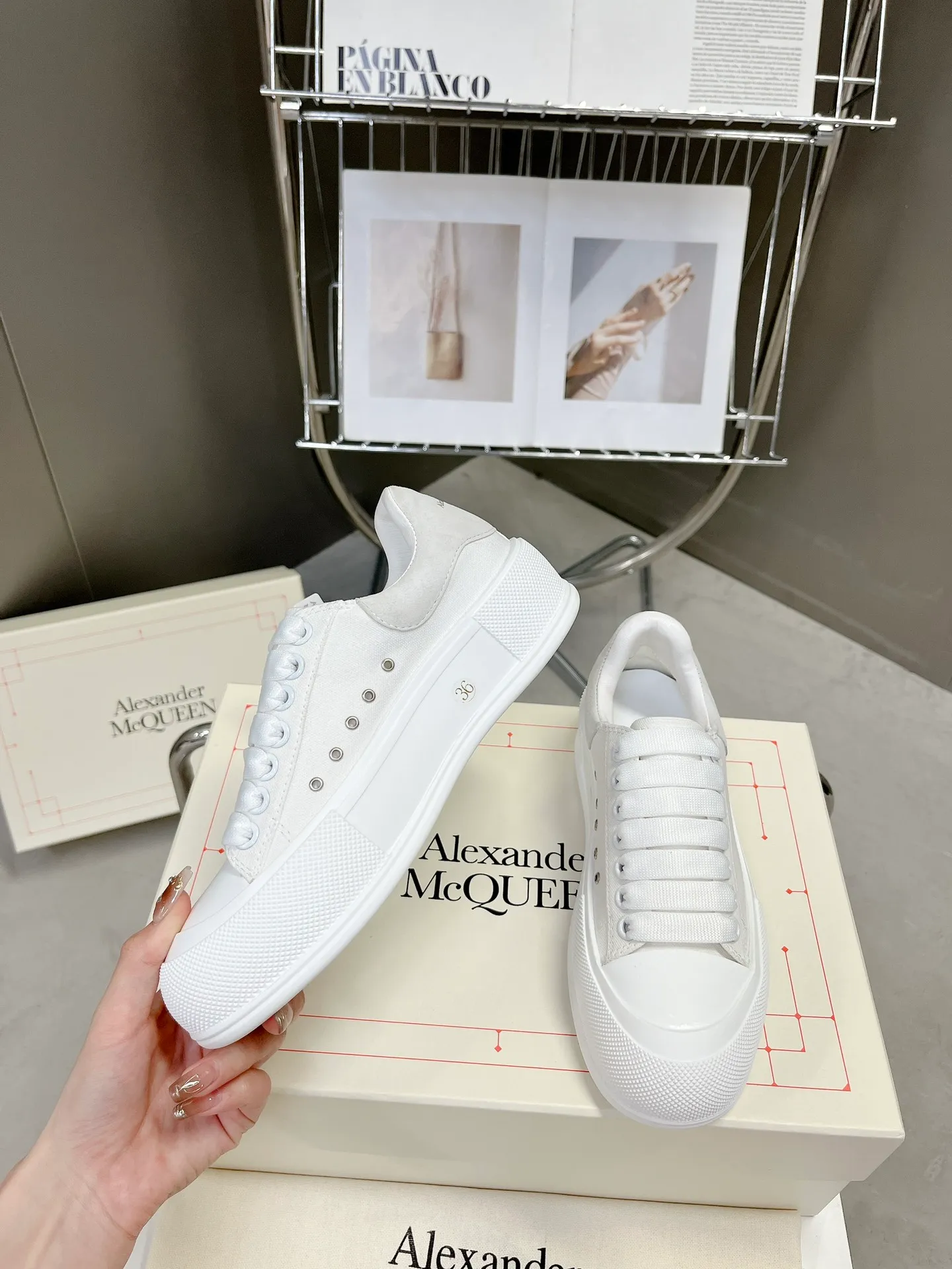 👟👟Ex-factory price 540👟👟 McQueen couple shoes, the latest Milan Fashion Week T-stage show debut in early spring and summer, unique and personalized design, super classy upper foot, round toe design allows the toes to be completely released. I spent a lot of money to buy multiple pairs of originals and dismantled them to make replicas. Many stars: Guli Nazha, Wu Lei, and Internet celebrity bloggers endorsed it, Xiaohongshu became a hit, and the counters were sold out! Fabric: Specially crafted cotton canvas/imported sheepskin, sheepskin lining, cowhide feet. Size: 35-44# (GL)